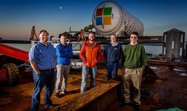 Microsoft deploys datacenter under the sea
